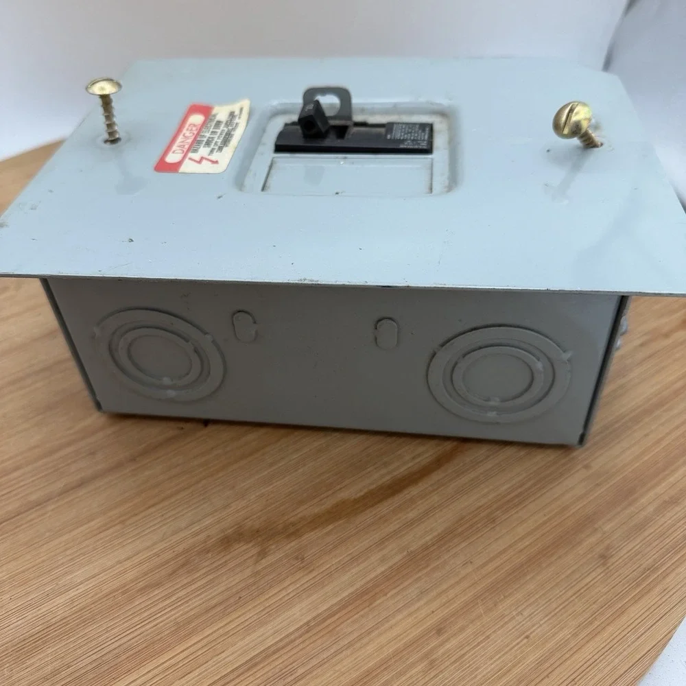 I-T-E Indoor Load Center 60 AMP Type 1 E0204ML1060F&S with 20 AMP